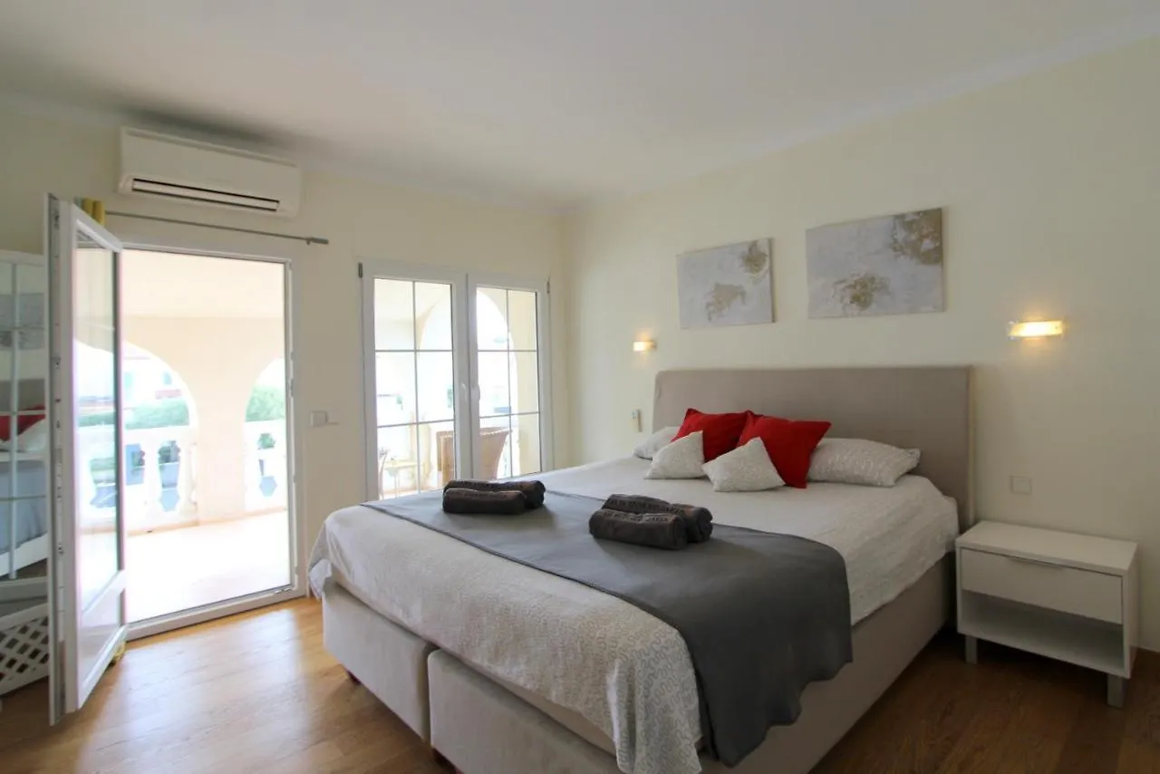 Leon Inmo Villa Loro - 14157 Empuriabrava Španělsko